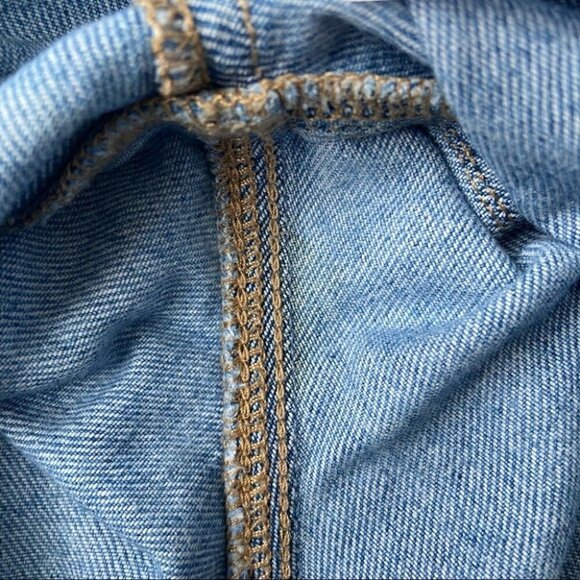 American Eagle Ripped High Rise Light Wash Mom Jean - Picture 16 of 16